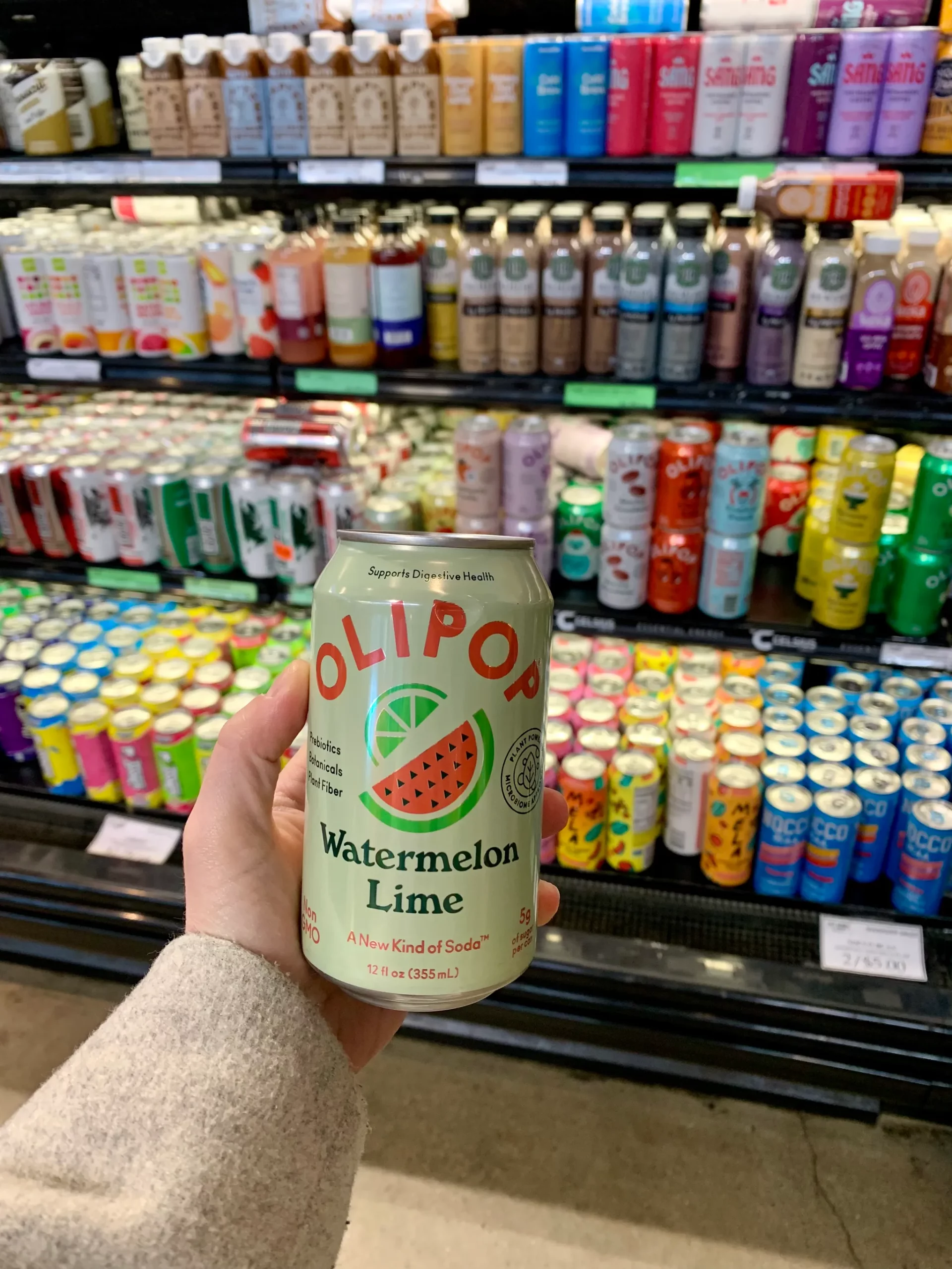 Canette Olipop photographiée dans un magasin