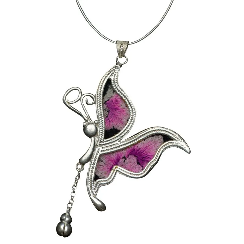 Transformation avant après d’un pendentif papillon, photo source